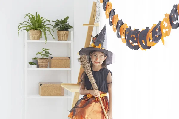 Ragazza felice in costume da strega ad Halloween — Foto Stock