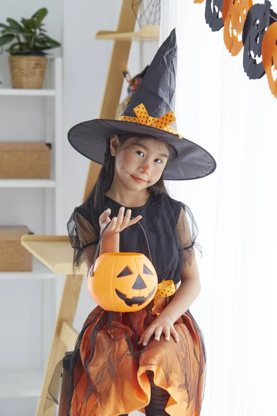 Szczęśliwe dziecko dziewczynka w witch kostium na halloween — Zdjęcie stockowe