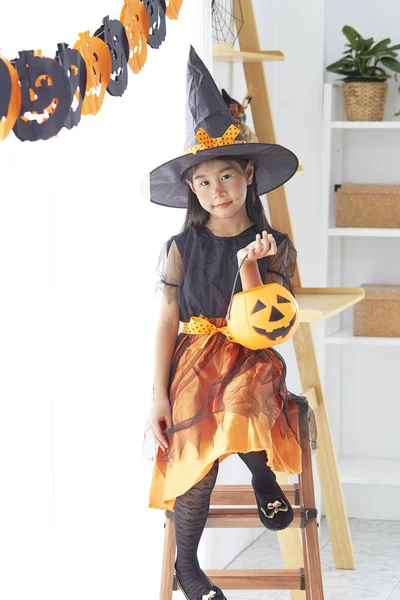 Šťastné dítě dívka v čarodějnice kostým na halloween — Stock fotografie