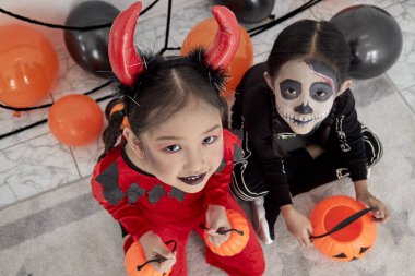 Cadılar Bayramı partisi mutlu iki kız kardeş