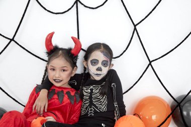 Cadılar Bayramı partisi mutlu iki kız kardeş