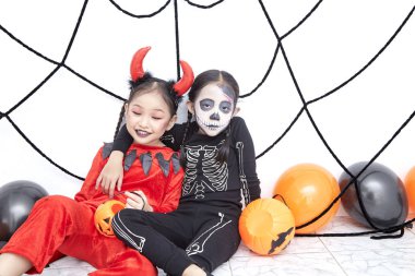 Cadılar Bayramı partisi mutlu iki kız kardeş