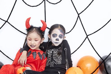 Cadılar Bayramı partisi mutlu iki kız kardeş