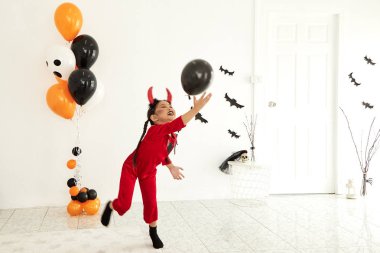 Evde Cadılar Bayramı Partisi kız şeytan