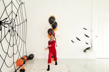 Evde Cadılar Bayramı Partisi kız şeytan