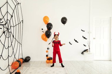 Evde Cadılar Bayramı Partisi kız şeytan