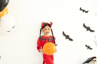 Evde Cadılar Bayramı Partisi kız şeytan