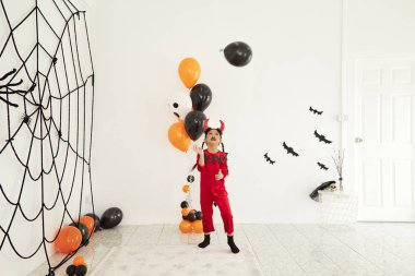 Evde Cadılar Bayramı Partisi kız şeytan