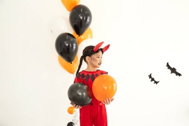 Evde Cadılar Bayramı Partisi kız şeytan