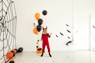 Evde Cadılar Bayramı Partisi kız şeytan