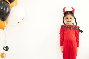 Evde Cadılar Bayramı Partisi kız şeytan