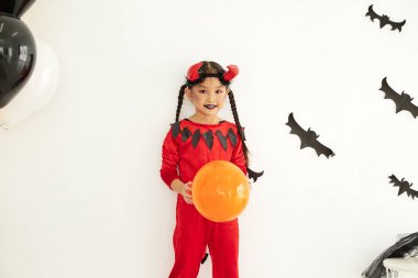 Evde Cadılar Bayramı Partisi kız şeytan