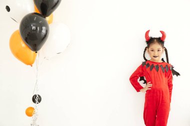 Evde Cadılar Bayramı Partisi kız şeytan