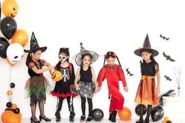 evde cadılar bayramı partisi küçük çocuklar