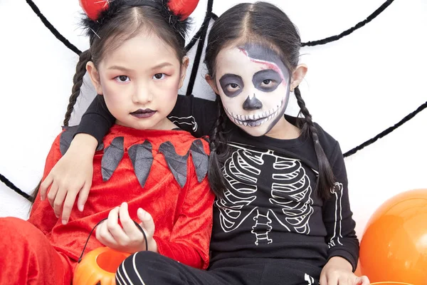 Gelukkig twee zusters op Halloween-feest — Stockfoto