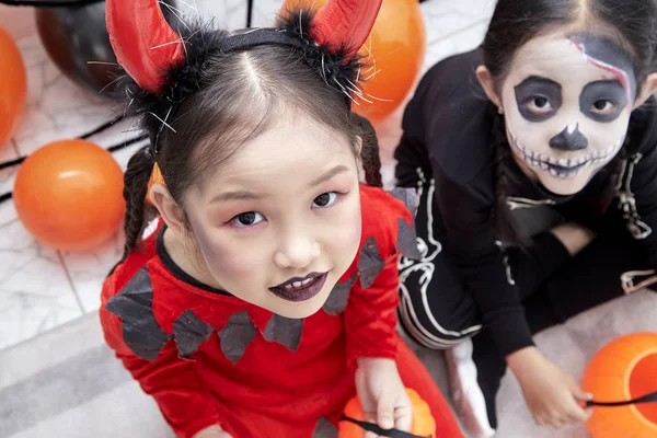 Gelukkig twee zusters op Halloween-feest — Stockfoto