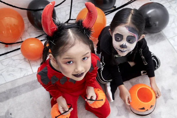 Gelukkig twee zusters op Halloween-feest — Stockfoto