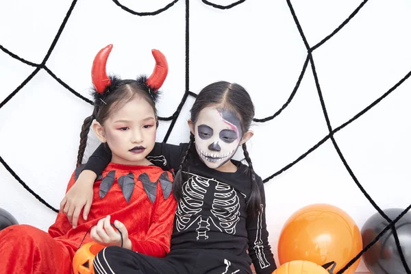 Cadılar Bayramı partisi mutlu iki kız kardeş