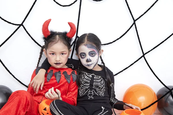 Felice due sorelle sulla festa di Halloween — Foto Stock