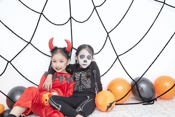 Щасливі дві сестри на Halloween party — стокове фото