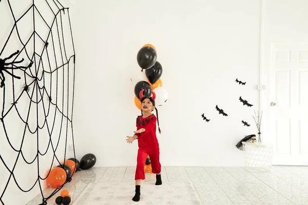 Evde Cadılar Bayramı Partisi kız şeytan