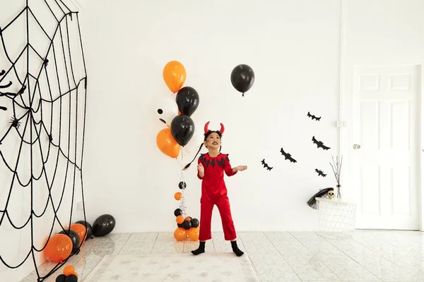 Evde Cadılar Bayramı Partisi kız şeytan