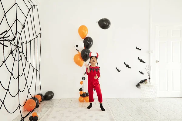 Evde Cadılar Bayramı Partisi kız şeytan