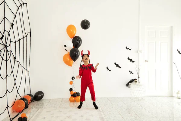 Evde Cadılar Bayramı Partisi kız şeytan