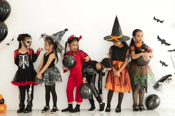 Festa di Halloween bambini piccoli a casa — Foto Stock