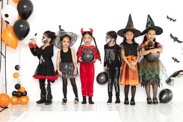 evde cadılar bayramı partisi küçük çocuklar