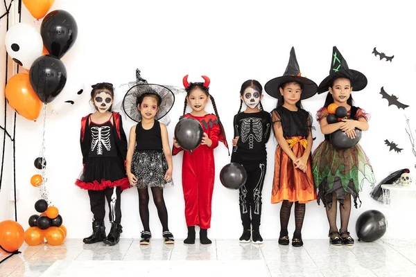 evde cadılar bayramı partisi küçük çocuklar