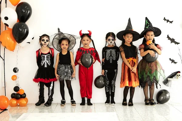 evde cadılar bayramı partisi küçük çocuklar