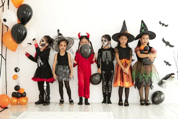 Festa di Halloween bambini piccoli a casa — Foto Stock