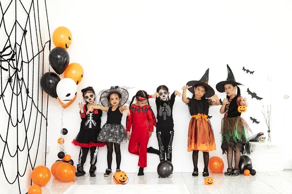 evde cadılar bayramı partisi küçük çocuklar