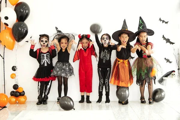 Halloween party małe dzieci w domu — Zdjęcie stockowe
