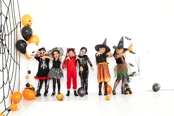 Halloween party małe dzieci w domu — Zdjęcie stockowe