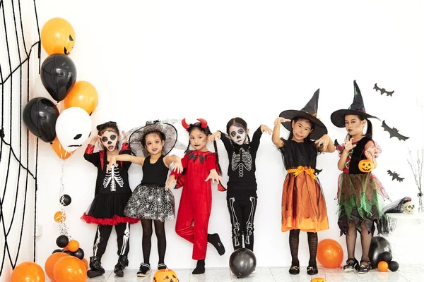 evde cadılar bayramı partisi küçük çocuklar