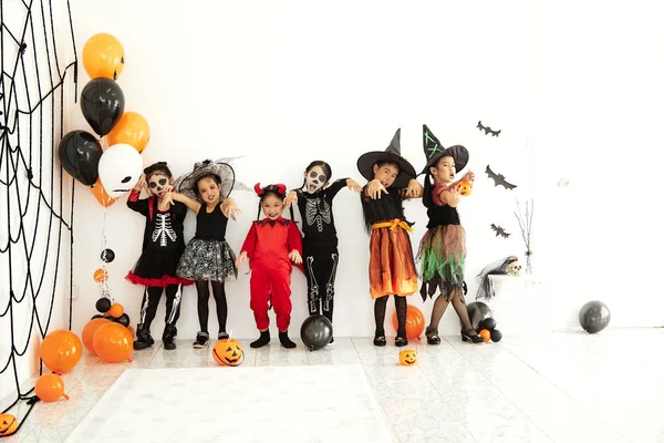 Evde cadılar bayramı partisi küçük çocuklar — Stok fotoğraf