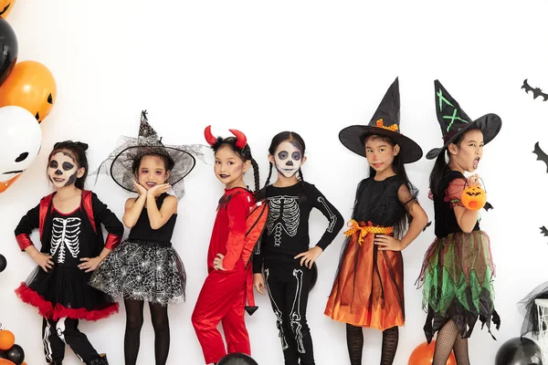 Evde cadılar bayramı partisi küçük çocuklar — Stok fotoğraf