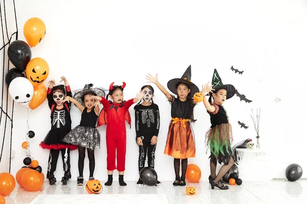 Halloween Party kleine kinderen thuis — Stockfoto