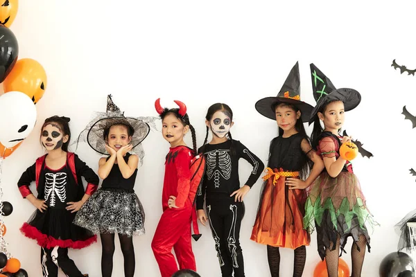 Halloween Party kleine kinderen thuis — Stockfoto