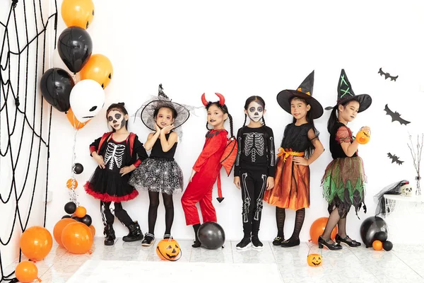 Halloween Party kleine kinderen thuis — Stockfoto