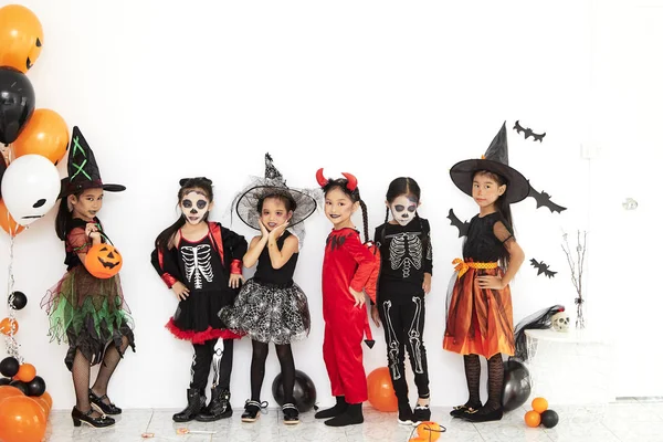 evde cadılar bayramı partisi küçük çocuklar