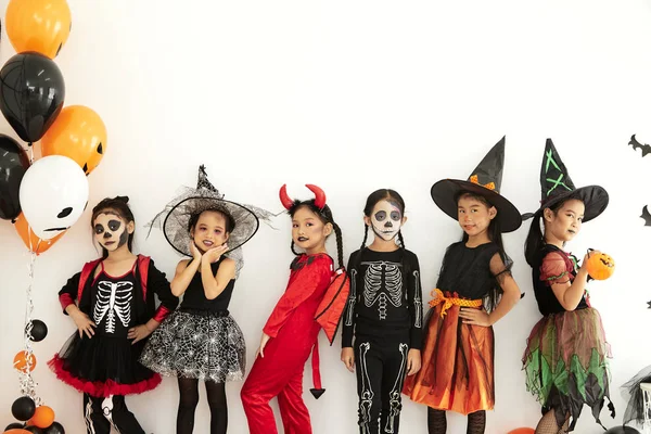 Halloween Party kleine kinderen thuis — Stockfoto