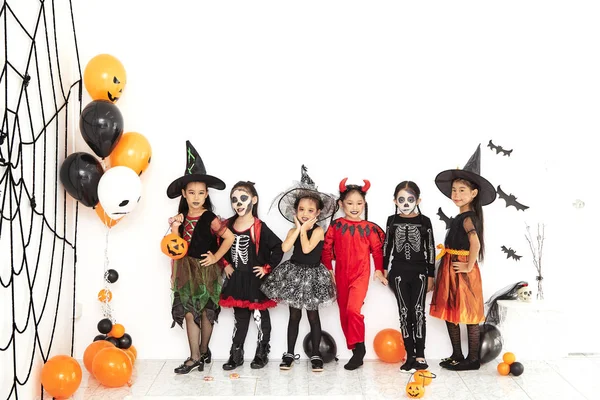 evde cadılar bayramı partisi küçük çocuklar