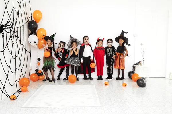 Halloween-fest små barn hemma — Stockfoto
