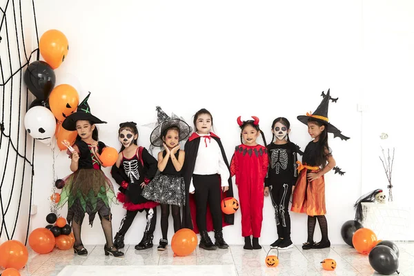 Halloween Party kleine kinderen thuis — Stockfoto