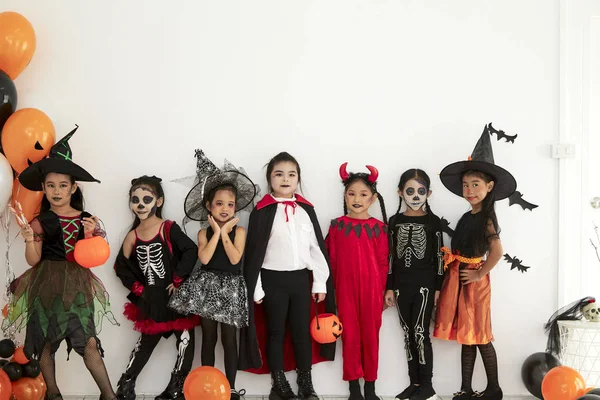 evde cadılar bayramı partisi küçük çocuklar