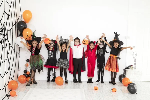 evde cadılar bayramı partisi küçük çocuklar