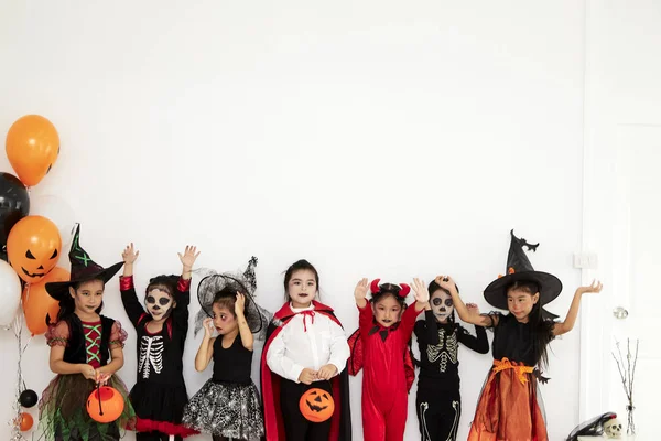 evde cadılar bayramı partisi küçük çocuklar